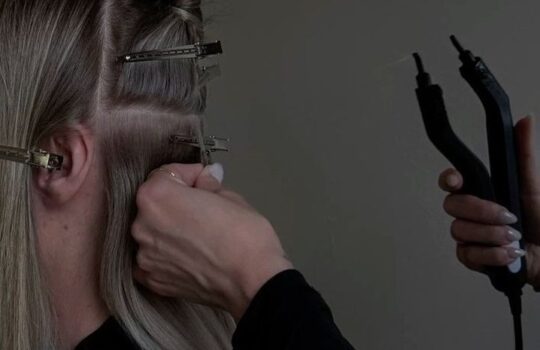 KAD PRIAUGINTI PLAUKAI NEKELTŲ RŪPESČIŲ, JUOS REIKIA TINKAMAI PRIŽIŪRĖTI: