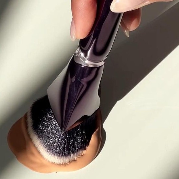 KREMINIS AR PUDRINIS MAKIAŽO PAGRINDAS – kuris tinka Tavo odai?