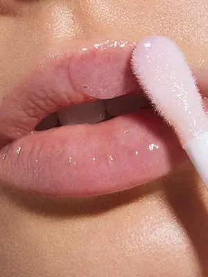 KIKO DRĖKINANTI LŪPŲ KAUKĖ SU TAUKMEDŽIU